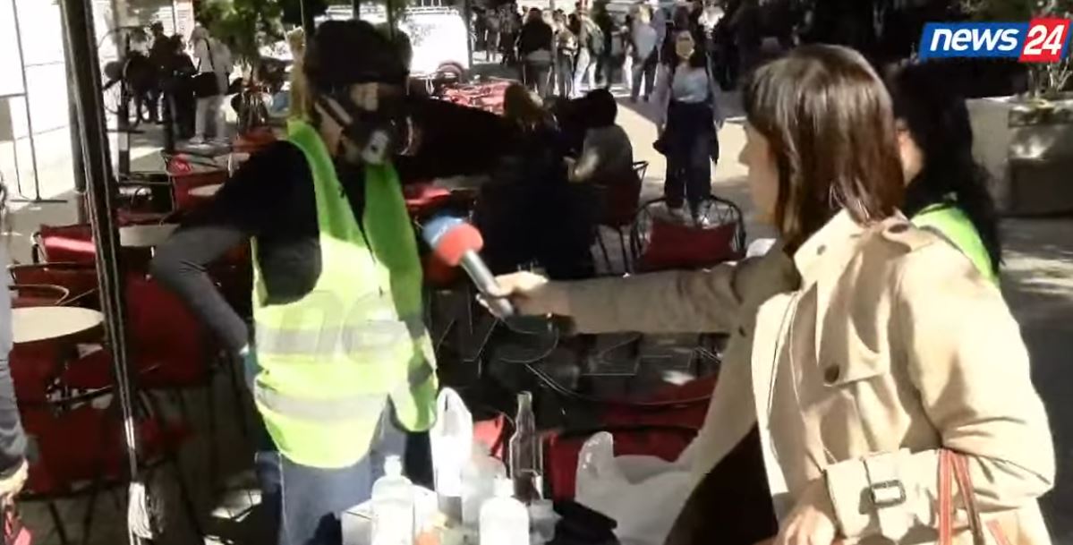 Solidaritet në shesh  Grupi i vajzave studente vullnetare u vjen në ndihmë protestuesve të lënduar