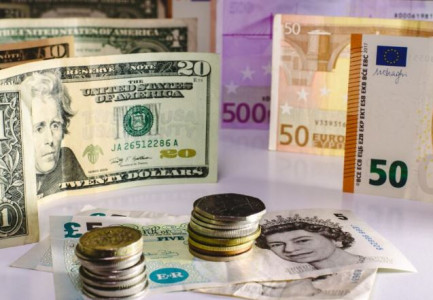 Kursi i këmbimit valutor sot, ja me sa blihen dhe shiten dollari dhe euro