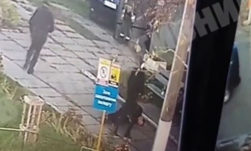 VIDEO  Pamje tronditëse nga Ukraina  fragmentet e dronit rus godasin një kalimtar në mes të rrugës
