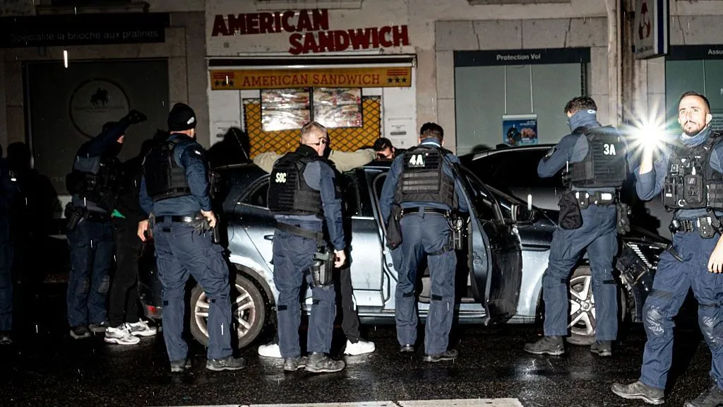 Foto nga burimi: Mbi 2,500 të arrestuar/ Franca vendos shtetrrethim në Paris dhe qytete të tjera pas trazirave