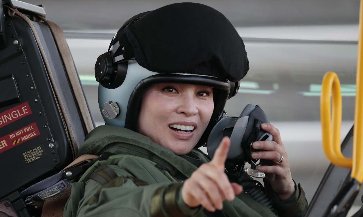 VIDEO  Mbretëresha e Tajlandës bëhet pilotja e parë femër e avionit luftarak  Gripen 