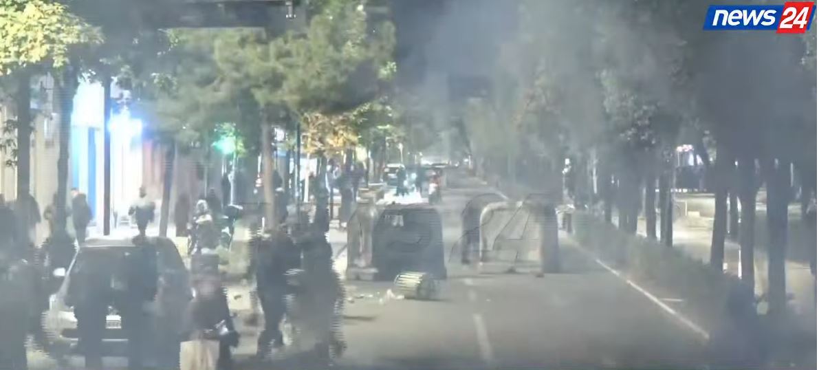 Foto nga burimi: Tensione tek Stacioni i Trenit/ Protestuesit shpërthejnë fishekzjarre, policia me gaz masiv lotsjellës