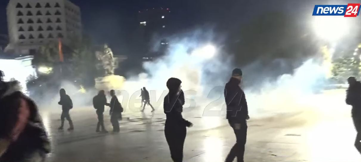 Foto nga burimi: VIDEP/ ‘Betejë’ tek Sheshi Skënderbej! Protestuesit në marshim, policia hedh gaz lotsjellës