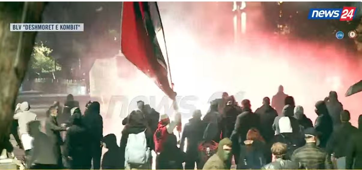Tensione në Bulevard  Sërish ujë me presion  policia hedh gaz lotsjellës  iu kthehet pas nga protestuesit