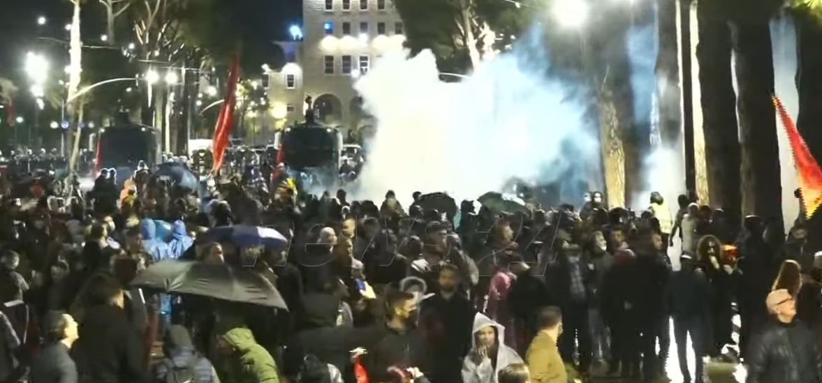 VIDEO  Pas ujit me presion  policia hedh gaz lotsjellës drejt protestuesve
