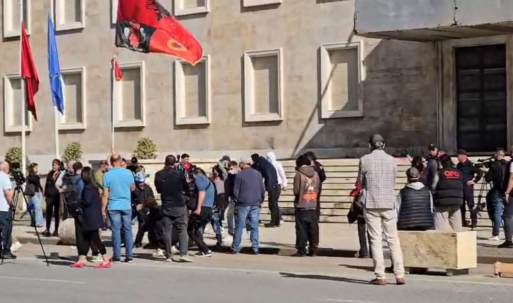 VIDEO  Studentët refuzojnë ftesën e Ramës  heqin stolat prej guri para Kryeministrisë dhe iu vënë flakën shilteve  Jep dorëheq   