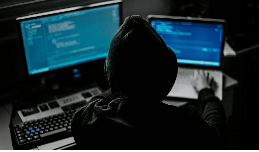 programuesi-pjese-e-grupit-nderkombetar-te-hakerave-kreu-mbi-1-mije-sulme-kibernetike-dhe-zhvatje