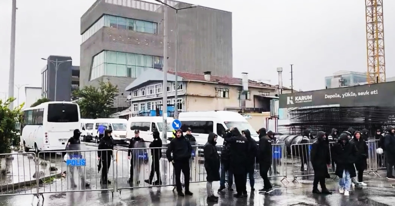 Policia hyn në selinë e televizionit opozitar në Turqi  ndërpritet transmetimi i drejtpërdrejtë i Halk TV