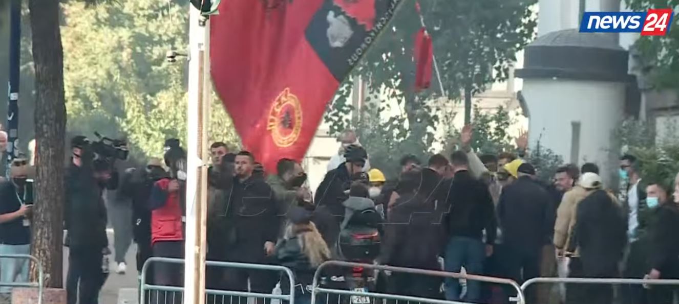 Skandali  Protestuesja bie në tokë pa ndjenja  por policia hedh sërish gaz lotsjellës ndaj saj dhe turmës