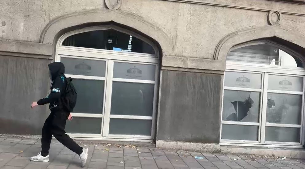VIDEO  Studentë dhe gjimnazistë në protestë  thyejnë xhamat e Ministrisë së Infrastrukturës