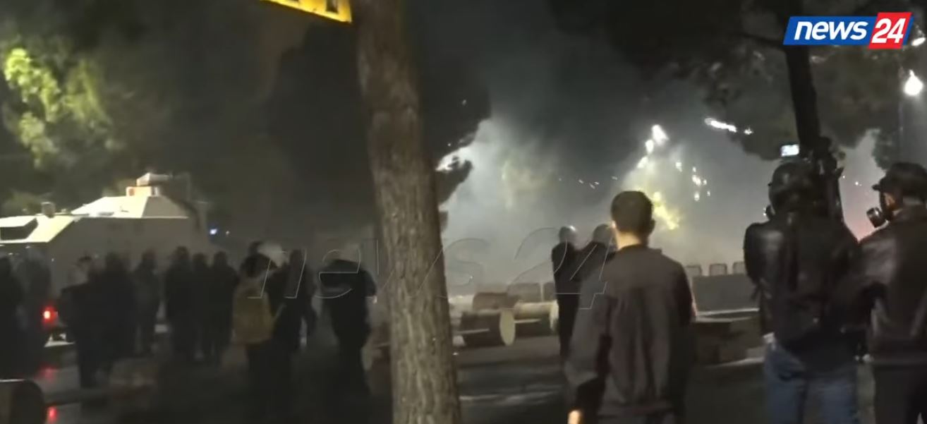 VIDEO  Tirana në kaos  fishekzjarre e molotovë në drejtim të efektivëve
