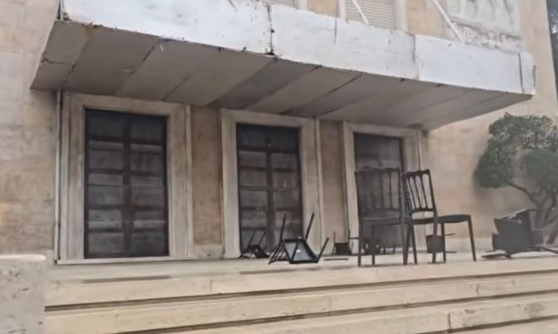 Rama i ftoi në dialog  studentët dhe pedagogët e refuzojnë  hidhen karriget te Kryeministria  protestuesit  Dorëheqje 
