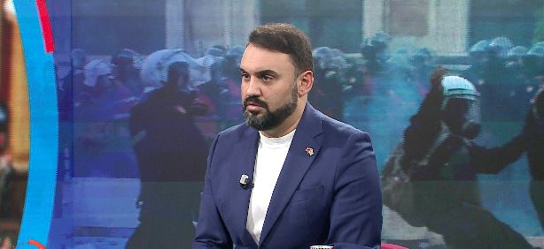 Foto nga burimi: “S’mund të shkojë vendi në luftë civile se Rama mbron Ballukun!”/ U përjashtua 60 ditë nga Kuvendi, Këlliçi: ANTIFA s’ka lidhje me protestat, kryeministri kërkon dhunë!