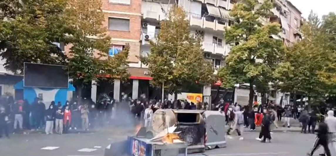 Protestusit “përmbysin” Tiranën, në flakë koshat e mbeturinave dhe frigoriferët e kioskave (VIDEO)