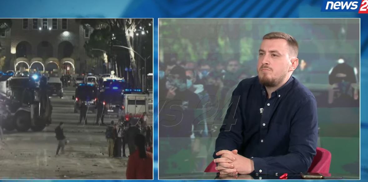 Foto nga burimi: Protestuesi u godit nga policia me plumb gome në sy/ “Materiali ka depërtuar brenda syrit”/ Gazetari Klevi Muka tregon bisedën me mikun e të riut: Është në operacion, rast i vështirë sepse…