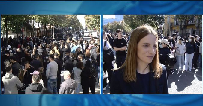 Foto nga burimi: “Duhet reformim i partive, PS ka nevojë për zëra kritikë”/ Marjana Koçeku nga protesta: “JO” dhunës ndaj rinisë!