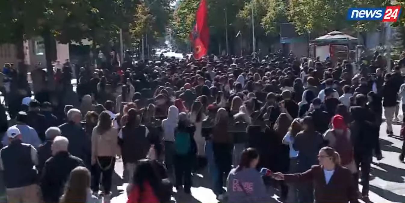  Pa ikur kryeministri  s do ndalojmë   protestuesi  Pakënaqësi e madhe qytetare  të gjithë në shesh