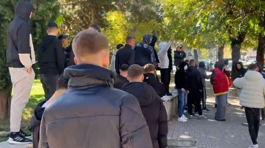Të rinjtë në protestë  marshojnë drejt gjimnazeve në Korçë me thirrjet  Rama ik 