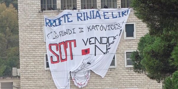 Foto nga burimi: FOTOLAJM/ Universitetet në bojkot! “Rroftë rinia e lirë, këtu vendosim ne!”, studentët shpalosin banderolën te Politekniku