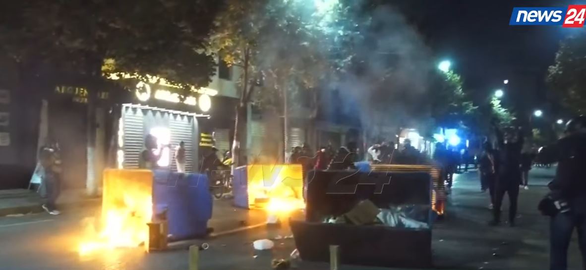 Protestuesit përleshen me policinë  djegin kazanët në mes të rrugës dhe hedhin gurë në drejtim të efektivëve