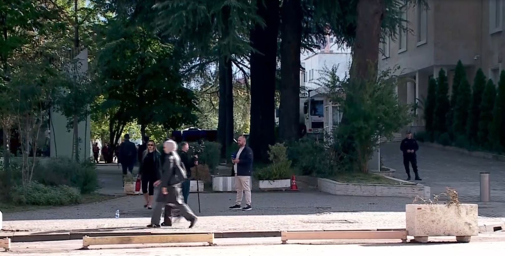 Frikë nga protestuesit  Sot dita e 4 e revoltës së rinisë  Policia  blindon  Kryeministrinë  godina ruhet nga të katërta anët    