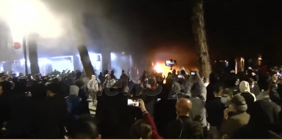 Tirana në kaos/ Brohorima në shesh: Dorëheqje, dorëheqje! Zjarr pranë “Kullave Binjake”. Efektivët hedhin gaz lotsjellës mes turmës