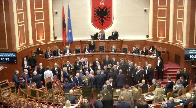 Foto nga burimi: “Lironi studentët”/ Peleshi kaloi në votim pa diskutim, deputetë të PD përplasin tavolinat