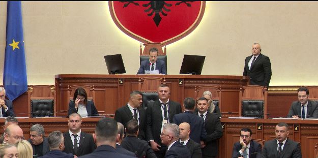 LIVE  Studentët në revoltë  Tensione në Kuvend  Deputetë të PD bllokojnë Foltoren  vendoset Garda