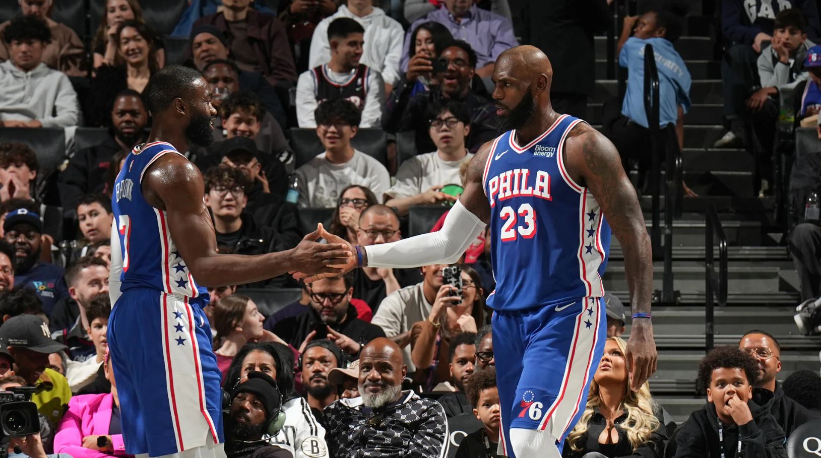 Debuton James  LeBron lë gjurmë me 76 ers  10 pikë e 5 assist në 18 minuta