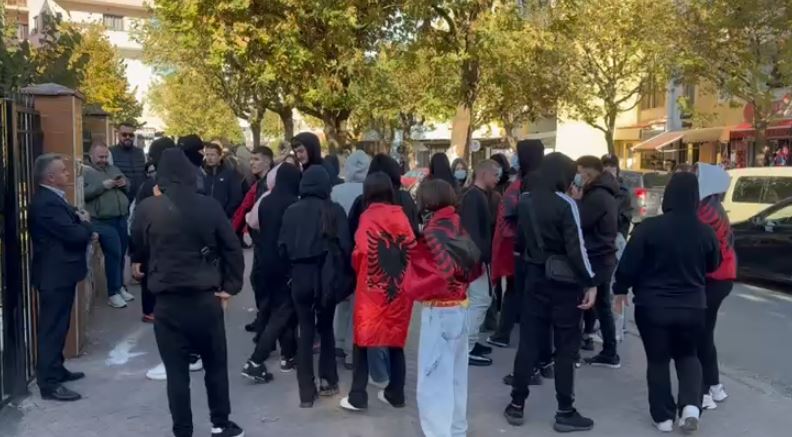 Të rinjtë bojkotojnë sërish mësimin në Lezhë, marshim në rrugët e qytetit
