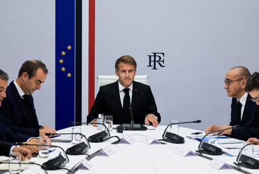 Macron nën presion pas protestave të dhunshme, pranon dështimet e sigurisë, por refuzon dorëheqjen e ministrit të Brendshëm