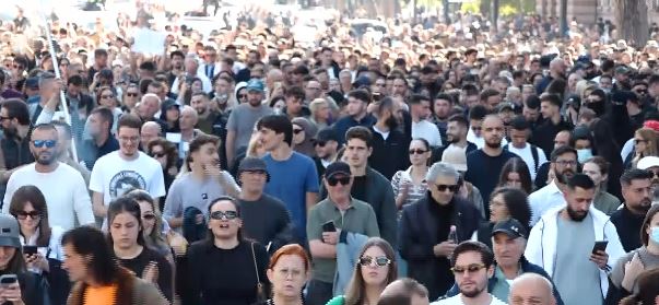 Foto nga burimi: “Rama jep dorëheqjen!”/ Pedagogë, studentë dhe qytetarë nisin marshimin në Bulevardin “Dëshmorët e Kombit” drejt Ministrisë së Arsimit: Ju erdhi fundi!