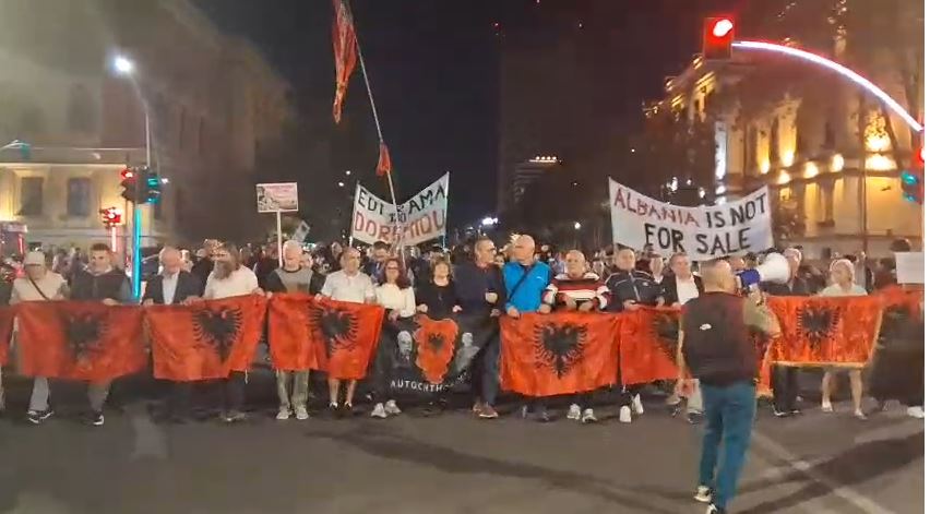  Dorëheqje    Arresto Ballukun   Oshëtijnë thirrjet e protestuesve në bulevard