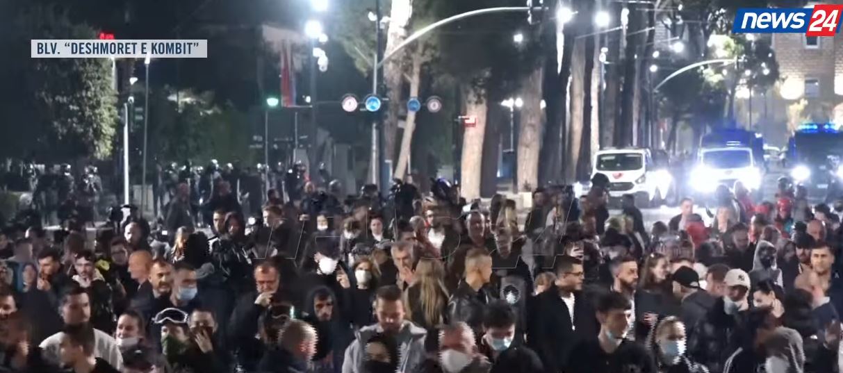 doreheqje-doreheqje-thirrje-te-fuqishme-ne-bulevard-nis-marshimi-i-protestuesve