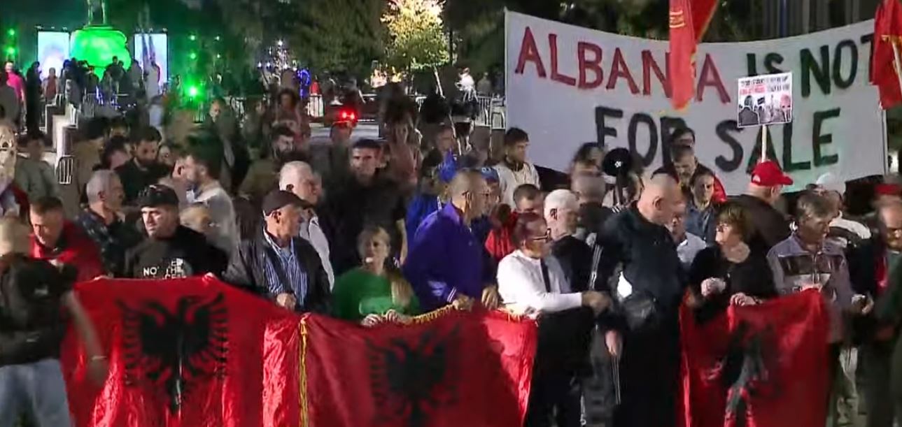 VIDEO  Nis marshimi i protestuesve drejt Kryeministrisë me thirrje kundër Ramës dhe qeverisë