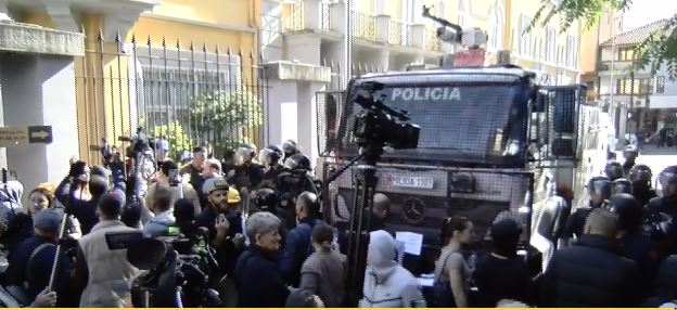 Foto nga burimi: “O milet, Rama ka siklet!”/ Studentë dhe pedagogë protestë para Ministrisë së Arsimit, thirrje kundër qeverisë: Dorëheqje! Policia të heqë kapelet