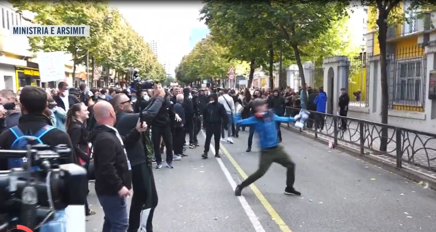 Protesta e të rinjve, studentët hedhin kapsolla dhe vezë drejt godinës së Ministrisë së Arsimit