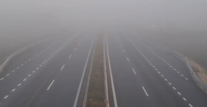 Foto nga burimi: Mjegulla e dendur mbulon Krujën, vështirësi në qarkullimin e automjeteve
