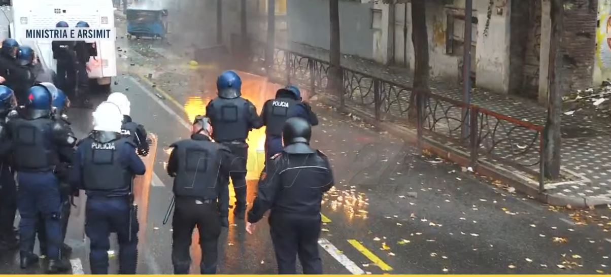 Përshkallëzohet situata  Protestuesit hedhin gurë e molotov drejt efektivëve  policia bën hapa pas  Hidhet gaz lotsjellës  një   