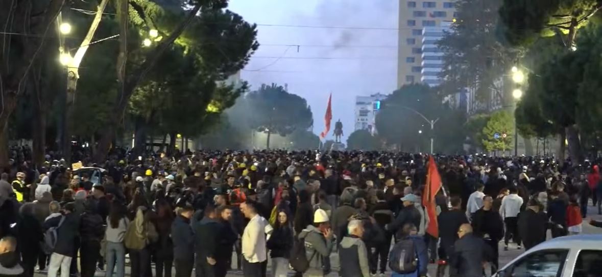 VIDEO  Bulevardi plot me protestues  hidhen lëndë piroteknike  Policia hedh gaz lotsjellës pa masë