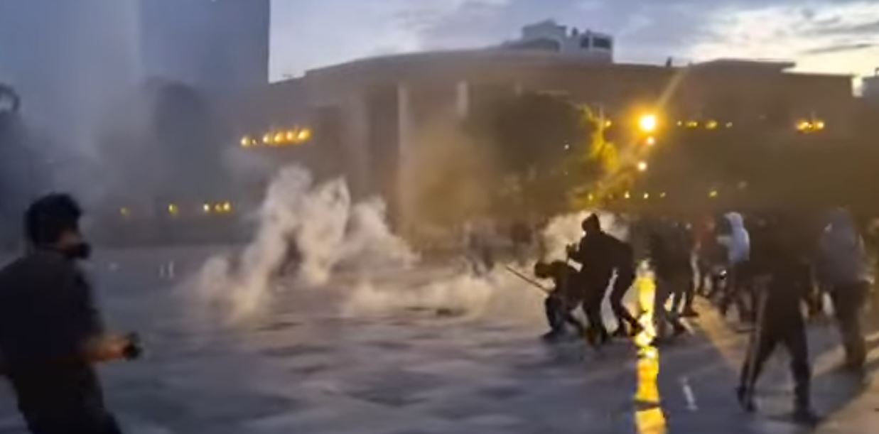 Foto nga burimi: Sheshi “Skënderbej” në flakë, ‘pushtohet’ nga studentët/ Gaz lostjellës nga policia, protestuesit përgjigjen me mjete piroteknike