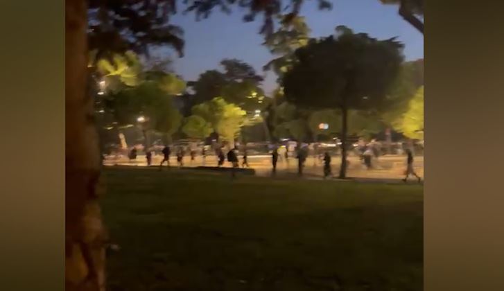 Foto nga burimi: Si në luftë, të rinjtë përballë forcave të policisë! Kaos dhe përplasje, çfarë ndodhi gjatë natës në Tiranë (VIDEO)