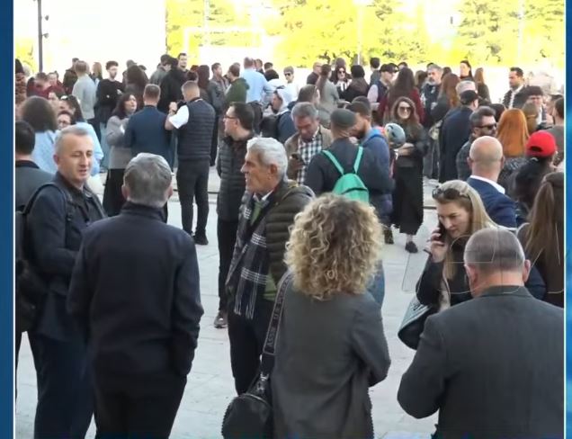Foto nga burimi: LIVE- Dhuna policore ndaj të rinjve! Pedagogët mblidhen para Universitetit “Politeknik”, mbështetje dhe solidarizim me studentët