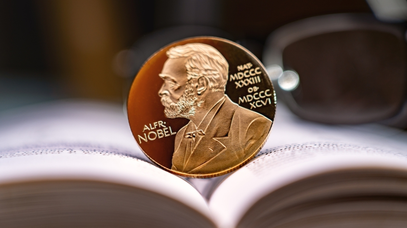 Nobel në Letërsi  nga klasikët te autorët e panjohur  Një çmim që vazhdon të ndezë debat
