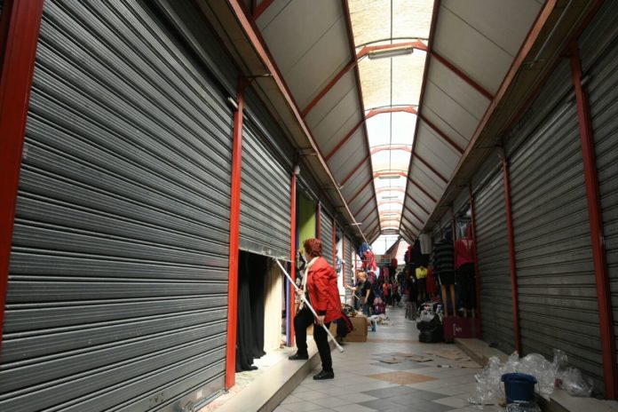 Foto nga burimi: “Ulni qepenat, bashkohuni me studentët!”/ Shoqata e Biznesit të Vogël dhe të Mesëm thirrje sipërmarrësve: Nesër të gjithë në protestë!