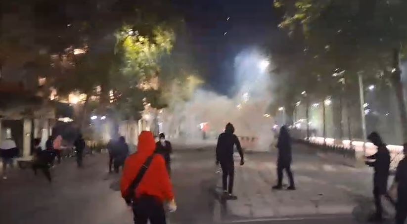 Një pjesë e protestuesve zhvendosen pranë Parlamentit  Ujë me presion dhe gaz lotsjellës drejt të rinjve
