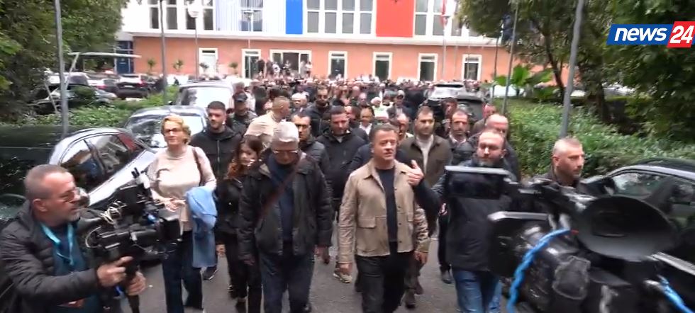 LIVE  Protesta e PD në mbështetje të studentëve  deputetët dhe simpatizantët marshojnë drejt Kryeministrisë  Berisha mungon së   