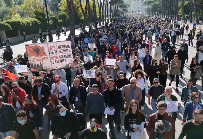 Foto nga burimi: “Poshtë diktatura!”, studentët dhe pedagogët nuk ndalen, vijojnë thirrjet kundër Ramës nga Bulevardi: Pa rini nuk ka Shqipëri!