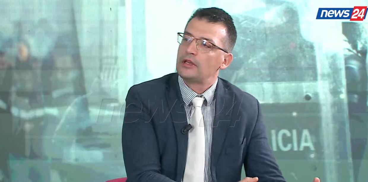 Foto nga burimi: Protesta dhe dhuna policore ndaj të rinjve, “Kërkesat e tyre nuk janë plotësuar”, Selmani: Marshimi i pedagogëve një mbështetje dhe solidarizim për studentët