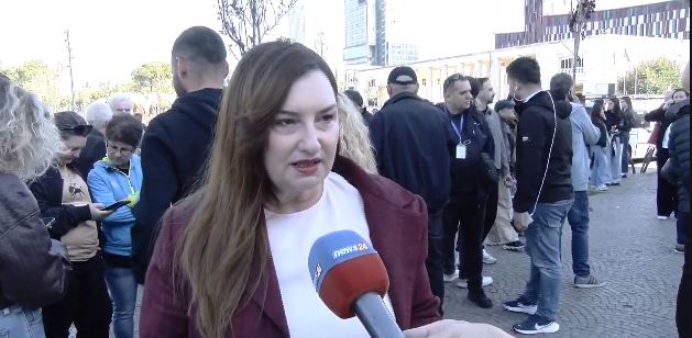 Foto nga burimi: Protesta para Korpusit, pedagogia mesazh klasës politike: Rinia foli, duhet t’i thërrisni arsyes!